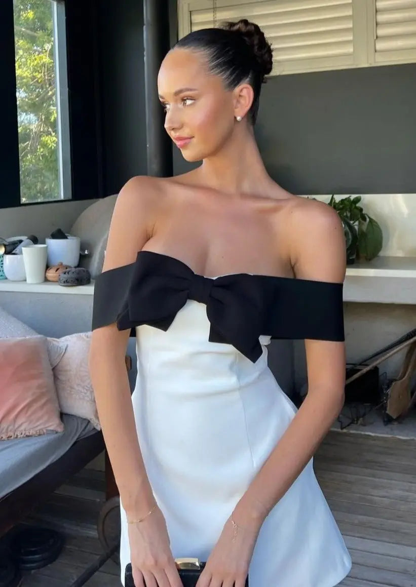 Eloise | Witte Minidress met Zwarte Strik & Carmen-Uitsnijding