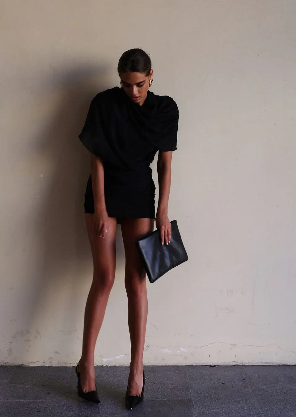 Carmen | Zwarte Drapé-Minikleed met Hoge Schouderpartij